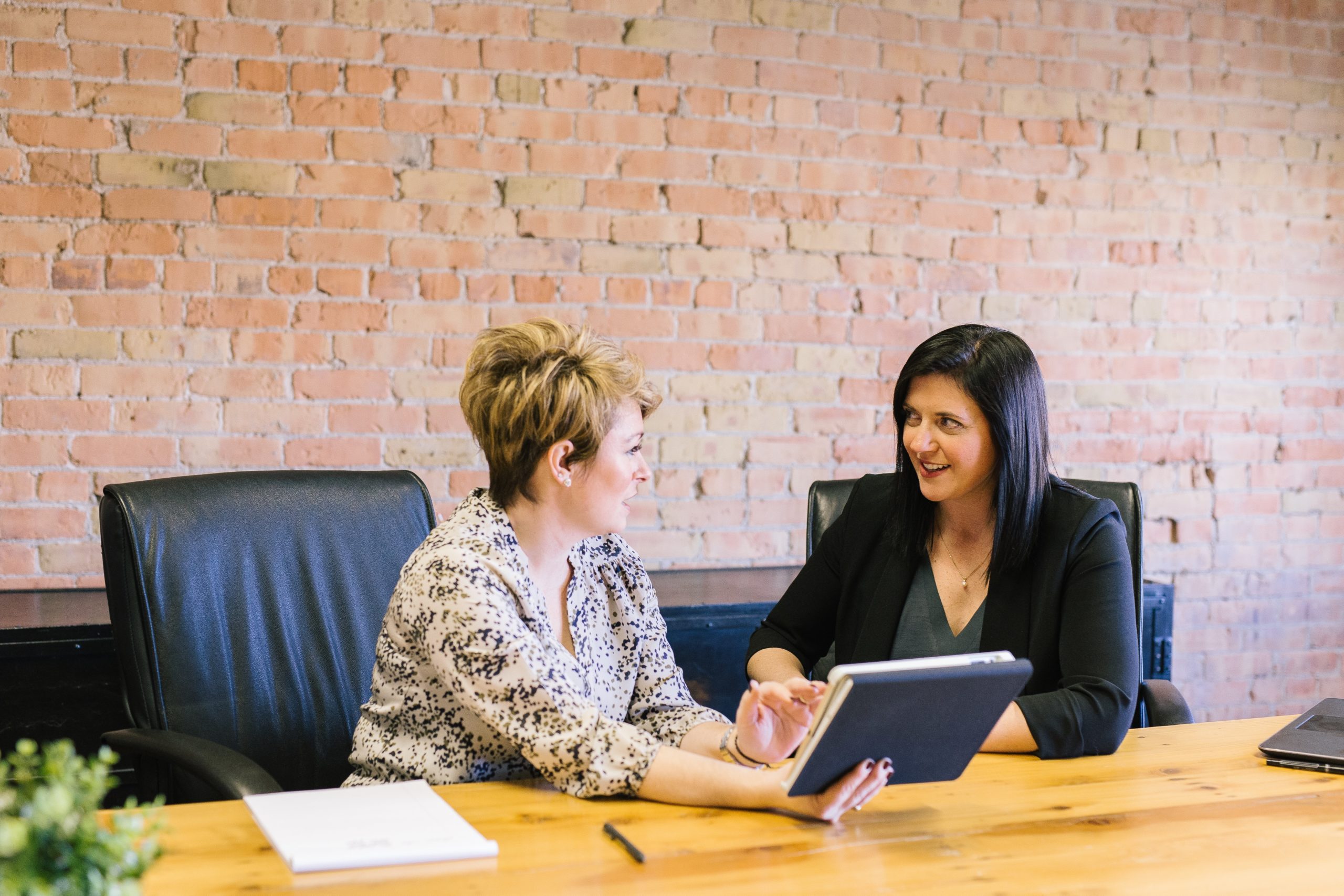 deux femmes qui s’entraident au travail 