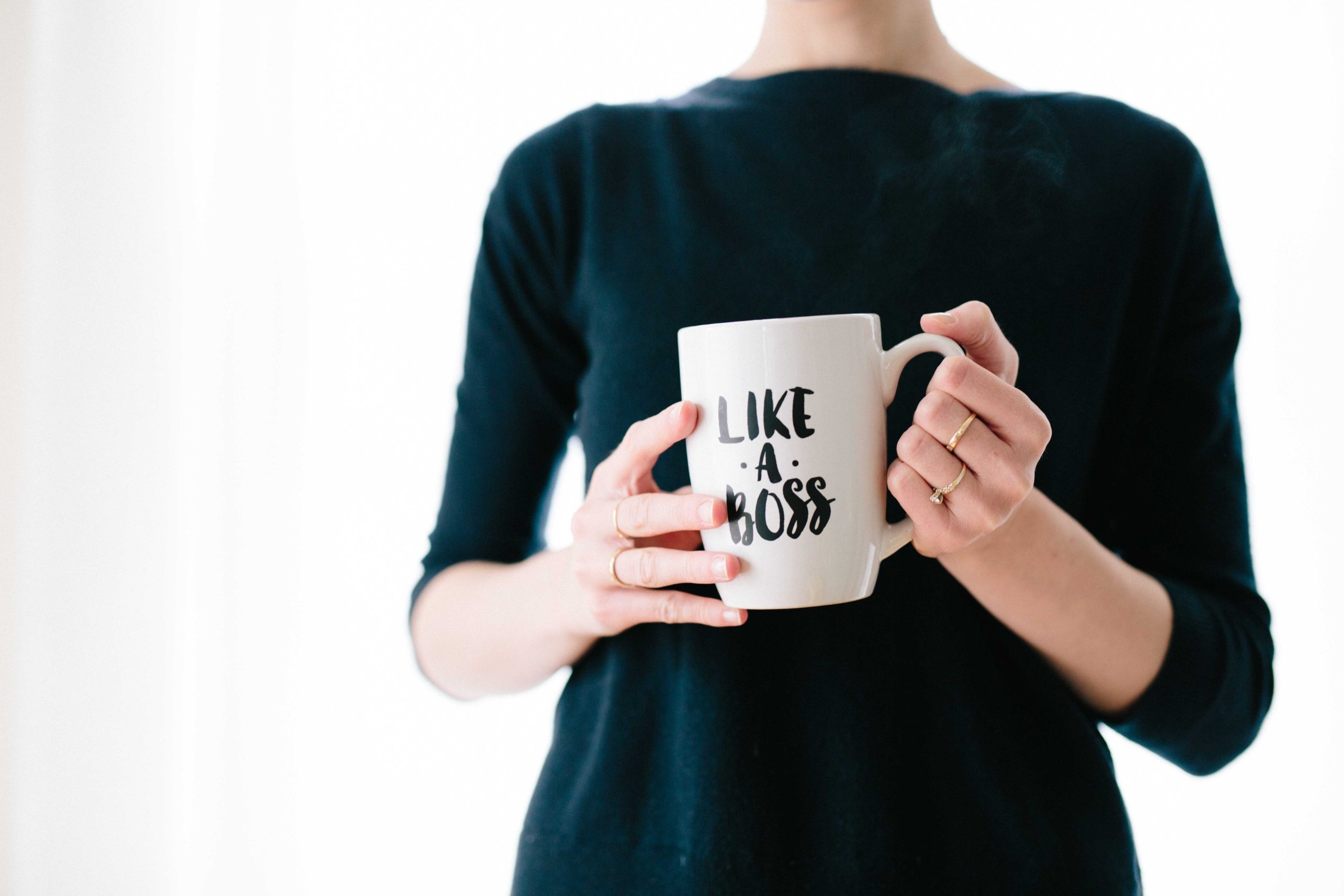 femme patron qui tient un mug