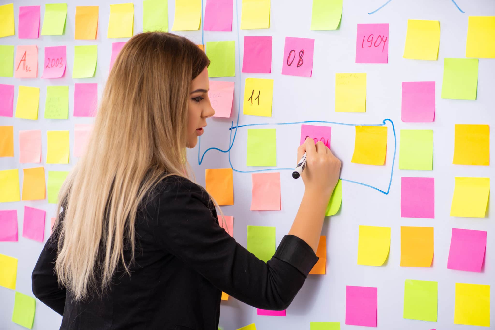 femme qui a des compétences transversales en organisation et gestion de projet