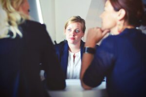 femme devant deux femmes en entretien