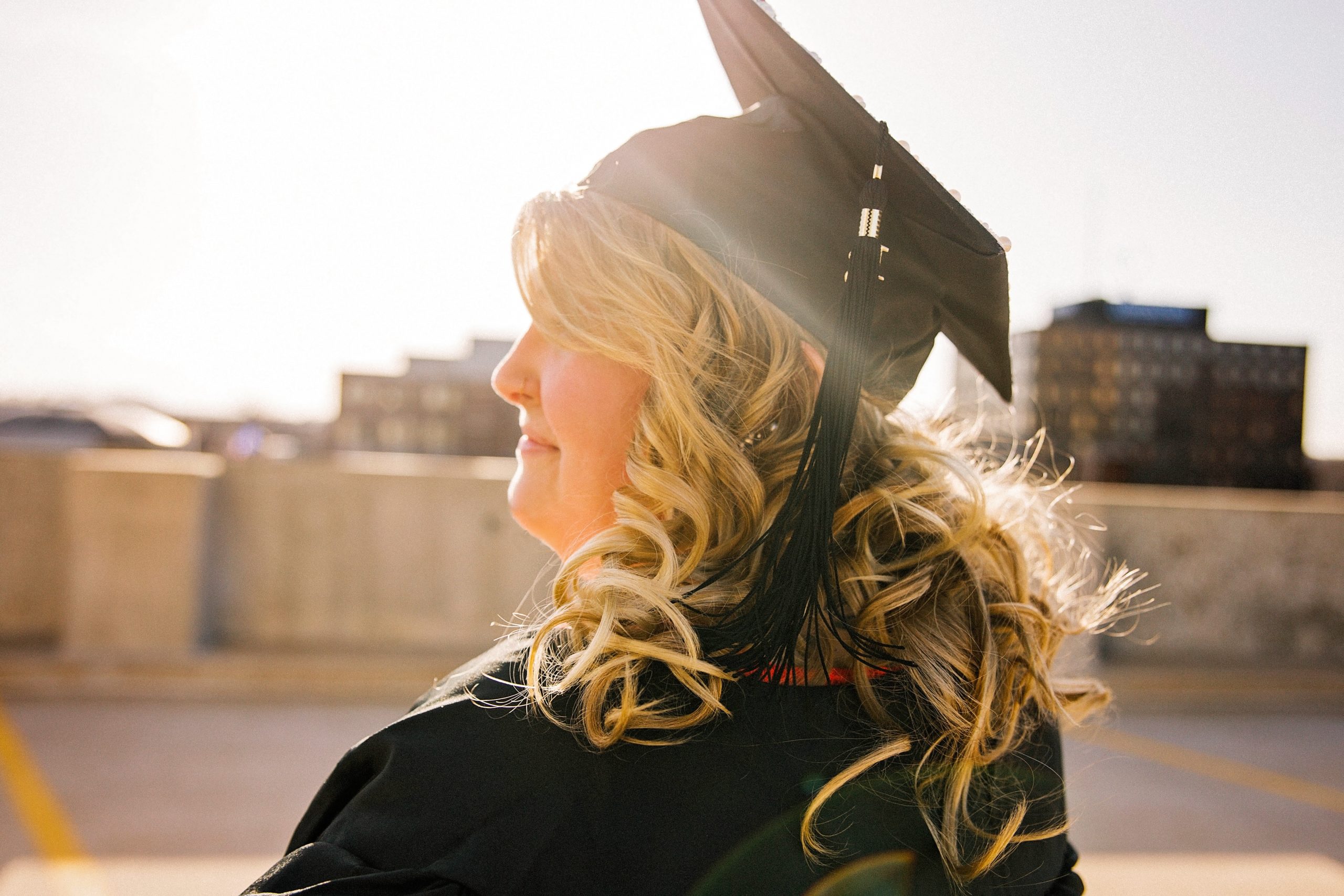 femme diplômée face au soleil