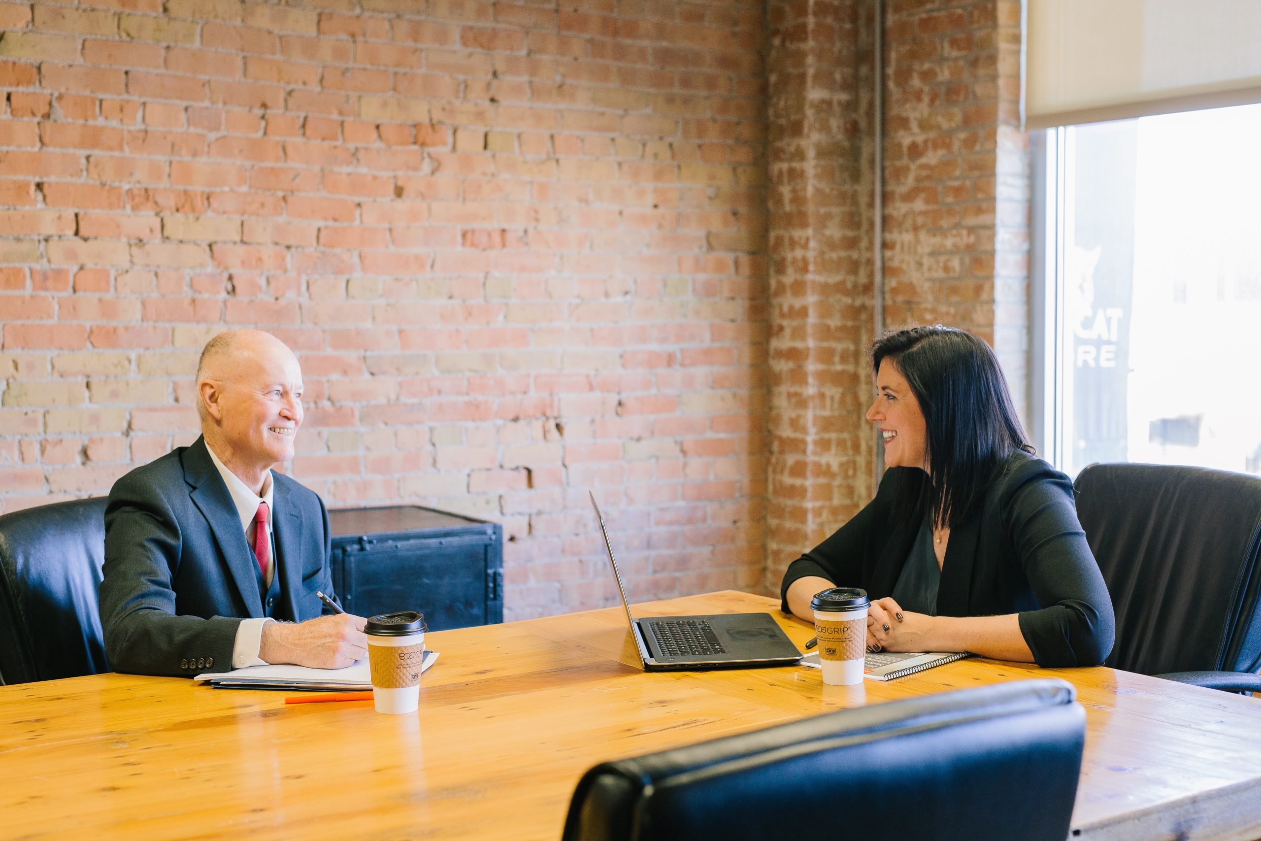 un homme et une femme en entretien professionnel