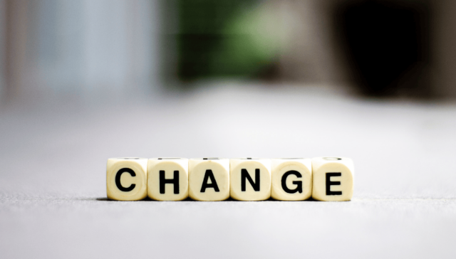dés dont les faces forment le mot "change" pour signifier la conduite du changement en entreprise