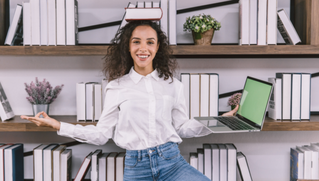 femme avec livre sur la tête et ordinateur dans la main gauche qui est zen grâce à l'upskilling