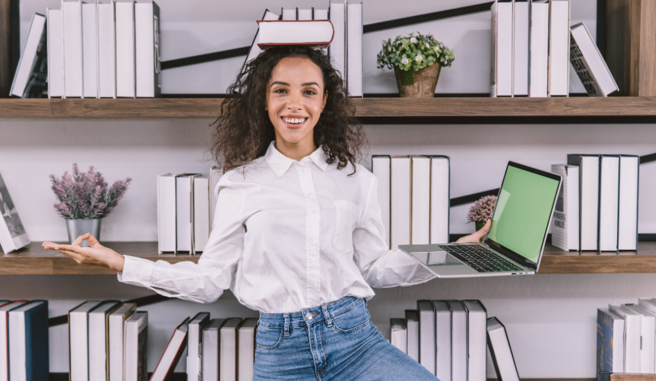 femme avec livre sur la tête et ordinateur dans la main gauche qui est zen grâce à l'upskilling