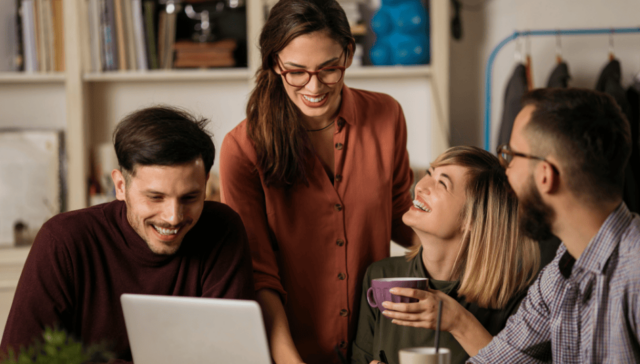 groupe de personne qui travail ensemble sur le cross-skilling