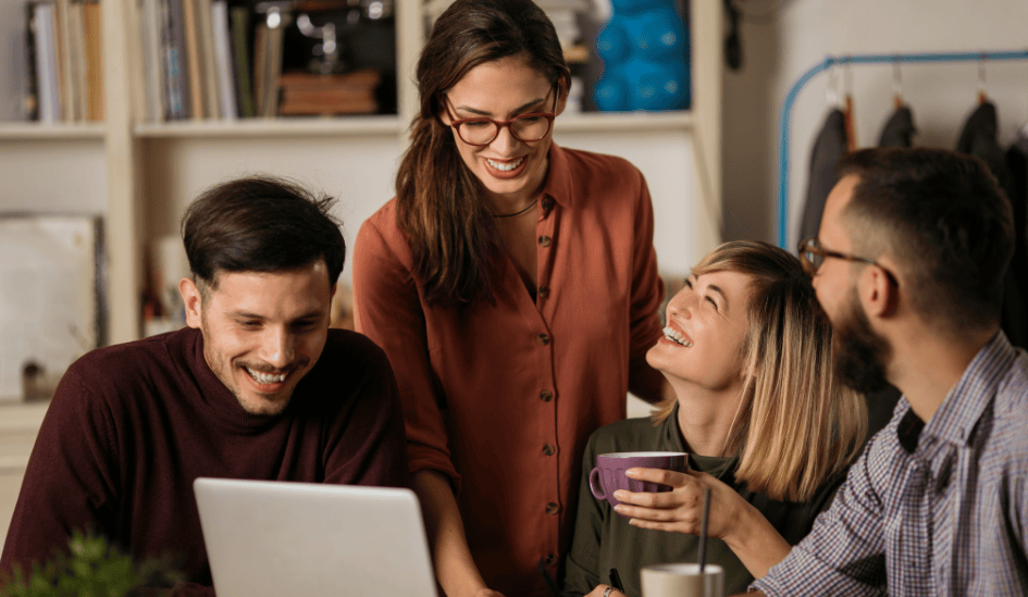 groupe de personne qui travail ensemble sur le cross-skilling