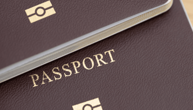 Deux passeports superposés pour illustrer le passeport de compétences